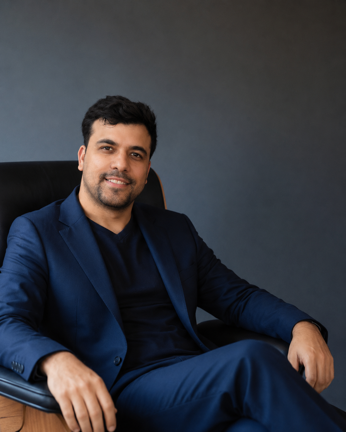 Matheus Gomes Almeida em atendimento no escritório